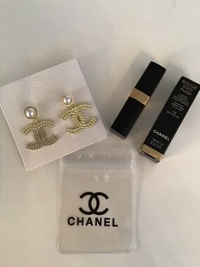 CHANEL Rouge Coco Flash hydrating lipstick #174 Destination + CC logo earrings